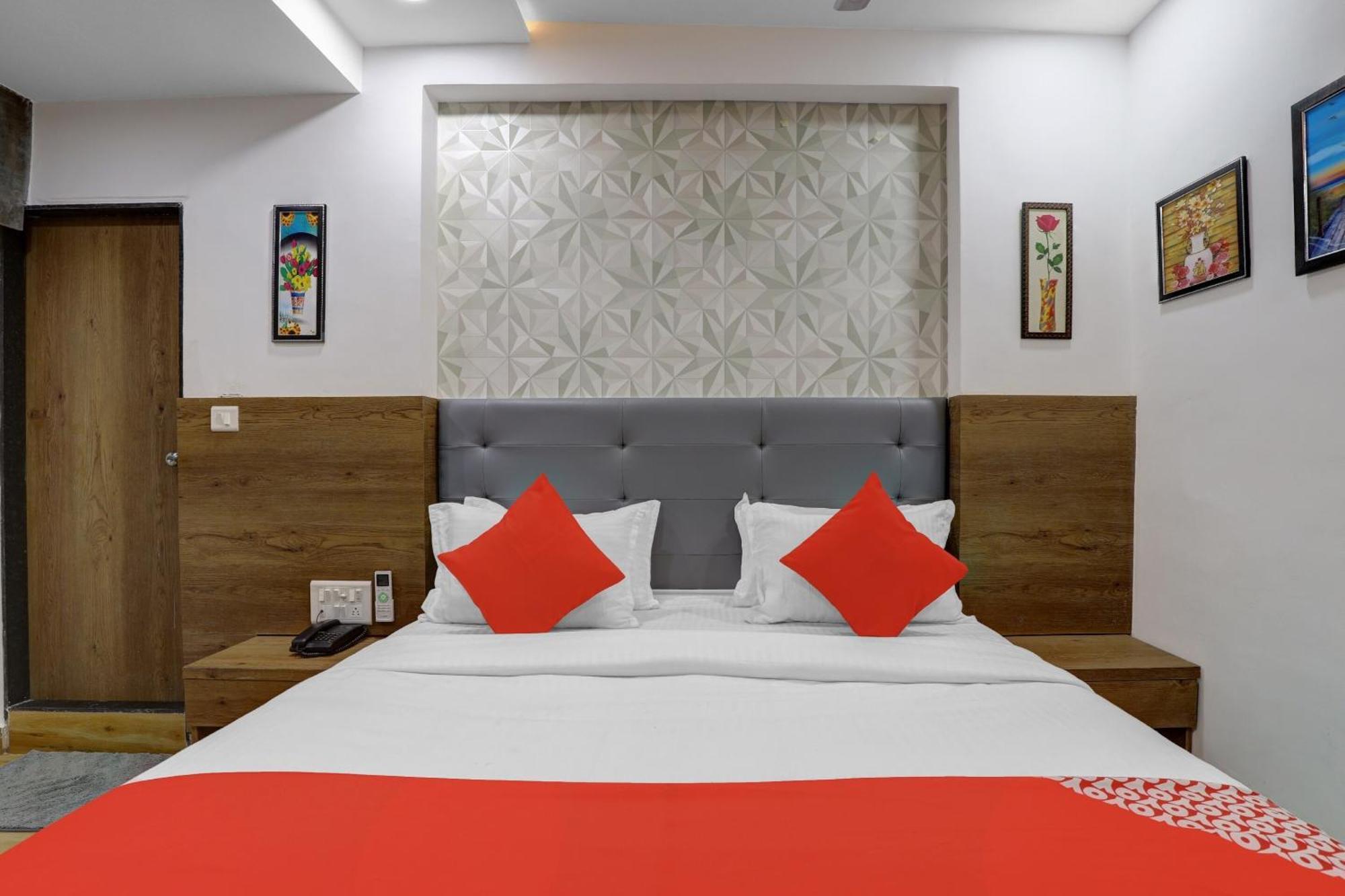 Hotel O R S Palace أحمد أباد المظهر الخارجي الصورة