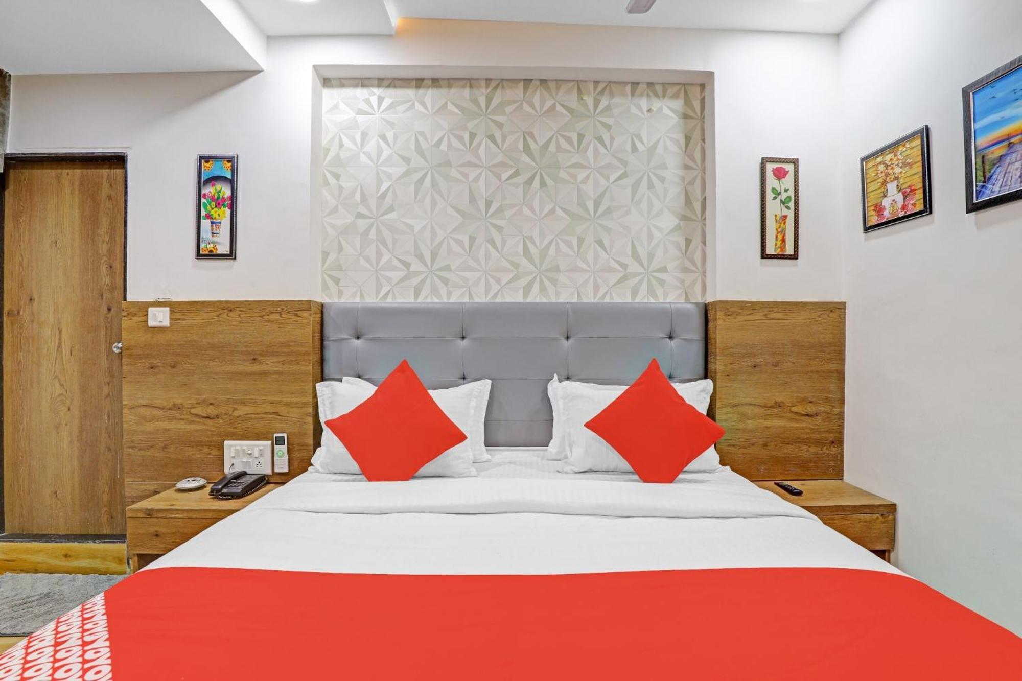 Hotel O R S Palace أحمد أباد المظهر الخارجي الصورة